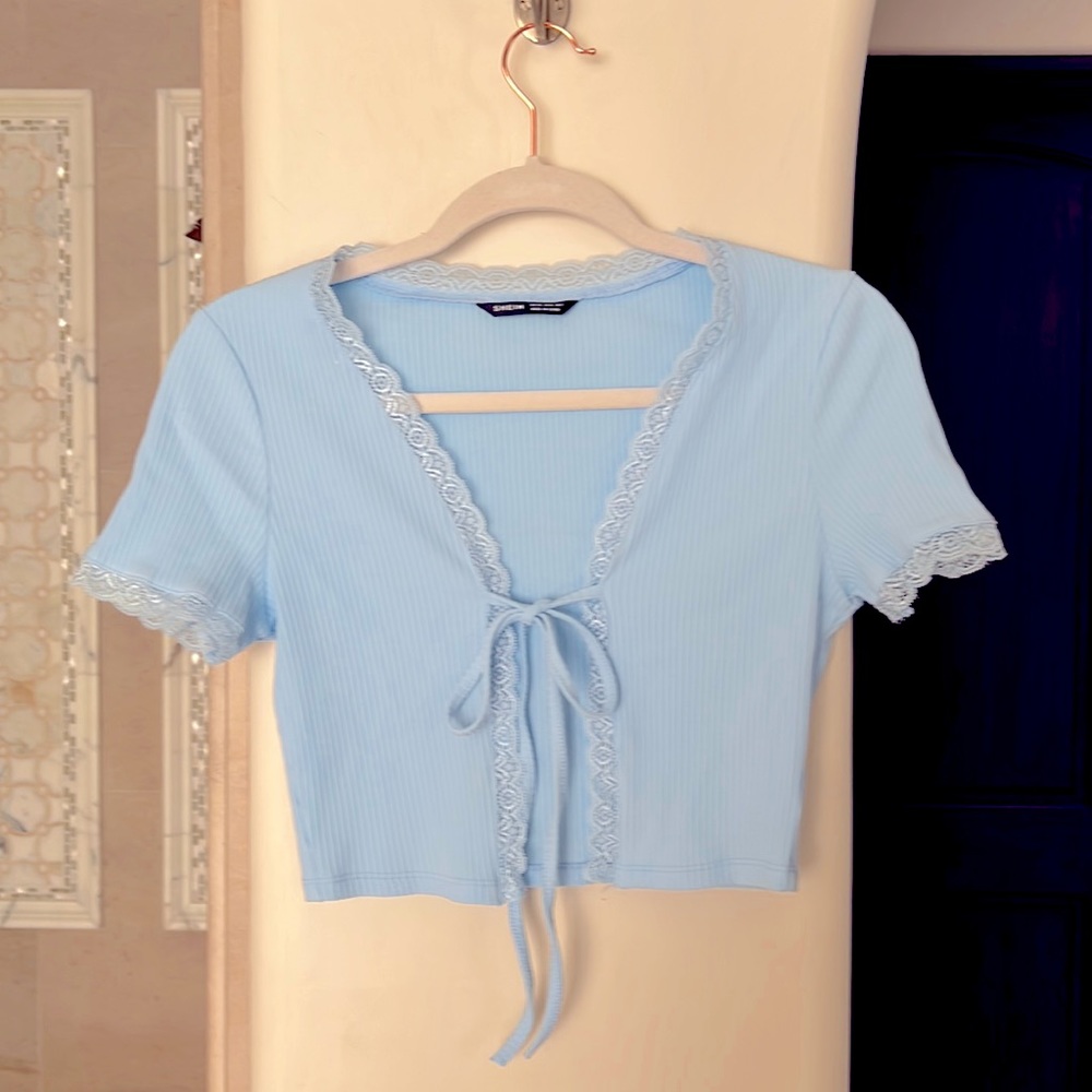 Xs pretty blue top, barely worn